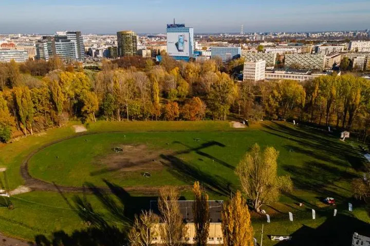 Jak wygodnie dojechać na stadion syrenki? Praktyczny przewodnik dla odwiedzających