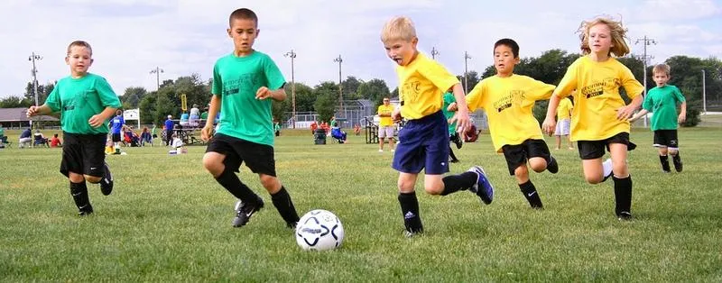 Kiedy najlepiej zapisać dziecko na piłkę nożną? Przewodnik dla rodziców