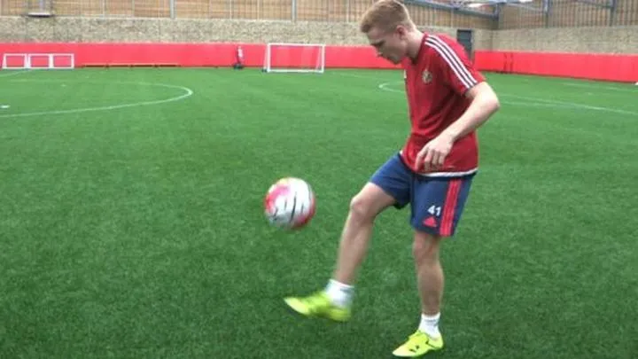 Zostań Mistrzem: Jak Żonglować Piłką Nożną Krok Po Kroku