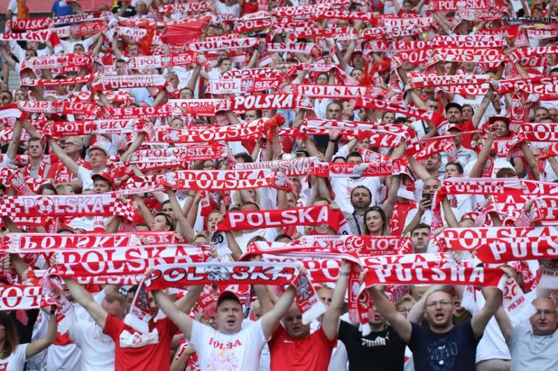 Śpiewy kibiców na stadionie